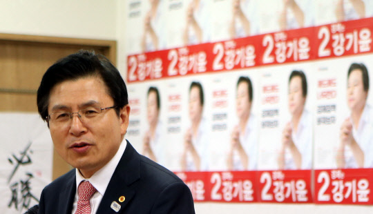 경남 창원시에 있는 4·3 보궐선거 강기윤 창원성산 후보 사무실에서 자유한국당 황교안 대표가 지역 명인들과 간담회를 하고 있다. 연합뉴스